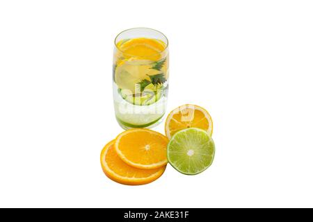 Zusammensetzung von Ingwer, Limette, Zitrone, Minze auf weißem Hintergrund Stockfoto
