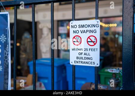 Rauchen verboten, kein vaping Logos und Durchgestrichen auf gate vor Gebäude Stockfoto