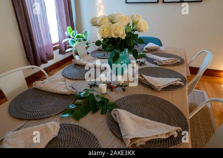 Tisch bereit, an einem Haus mit Blumen und einfache Einstellung Stockfoto