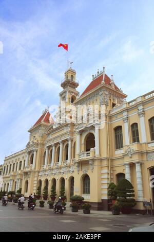 Fassade von Saigon City Hall, in Vietnam. Low Angle Shot tagsüber Stockfoto