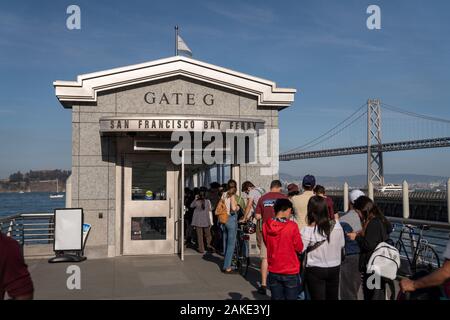 San Francisco Bay Fähre Gate G mit Passagieren in der langen Schlange warten an Bord Stockfoto