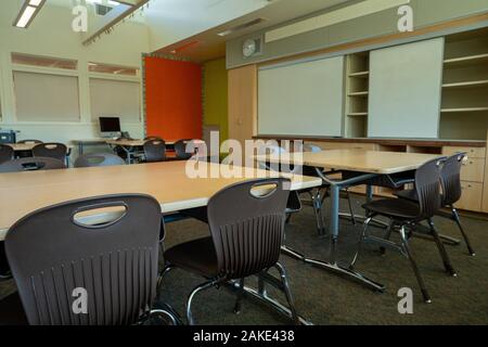 Leeren der Schule Klassenzimmer mit Apple Mac Computer in zurück Stockfoto