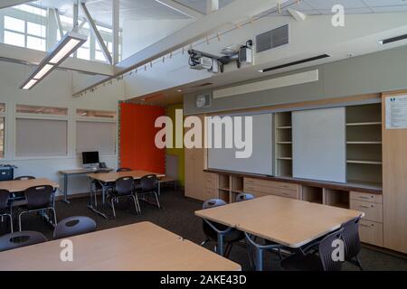 Leeren der Schule Klassenzimmer mit Apple Mac Computer und leeres Whiteboard Stockfoto