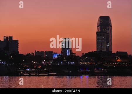 Sonnenuntergang über der Phnom Penh Skyline und Dem Tonle Sap River. Phnom Penh, Kambodscha, Indochina. © Kraig Lieb Stockfoto