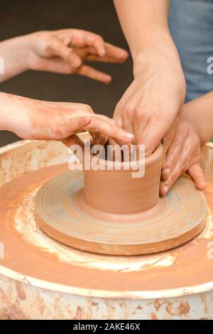 Eine Nahaufnahme der Kind lernt den Ton zu kneten. Stockfoto