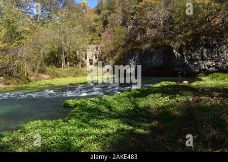 Welch Spring und Hospital Ruins, (eher ein Wellness-Spa) am Current River, nahe Jadwin, Missouri, MO, USA, USA, USA. Stockfoto