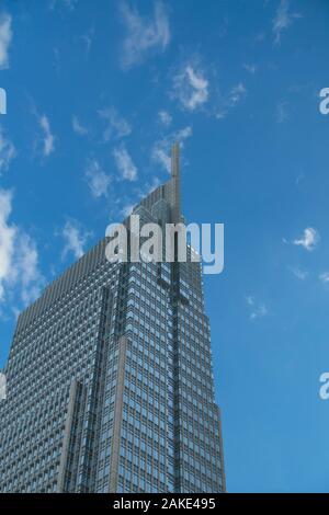 Modernes Bürogebäude gegen den blauen Himmel. Low Angle Shot. Stockfoto
