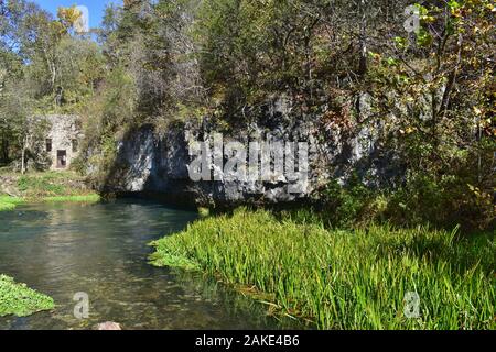 Welch Spring und Hospital Ruins, (eher ein Wellness-Spa) am Current River, nahe Jadwin, Missouri, MO, USA, USA, USA. Stockfoto