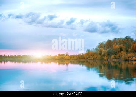 Symmetrie Spiegelung auf den Herbst. Sunrise Stockfoto