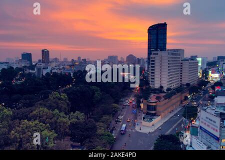 Dramatische Dämmerung Himmel über der Skyline von Saigon (Ho Chi Minh), Vietnam. Stockfoto