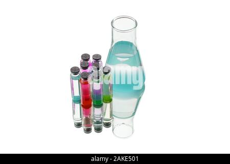Laborglas mit Proben auf weißem Hintergrund. Stockfoto