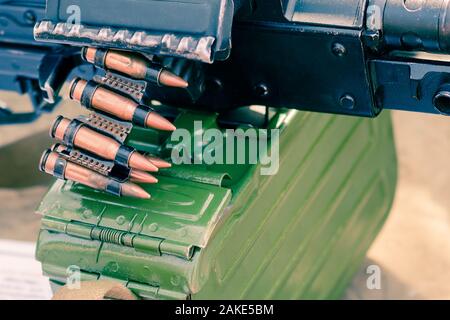 Nahaufnahme von Munition auf Maschinengewehr. Stockfoto