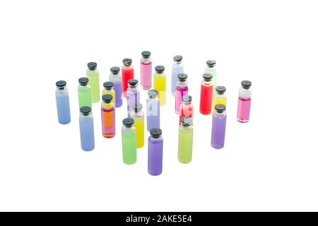 Verschiedene Laborglas mit Farbe Flüssigkeit und mit Reflexion isoliert auf Weiss. Stockfoto