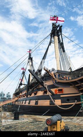 HMS Victory, historisches Flaggschiff. Nelson. Schlacht von Trafalgar, die einen weißen Fähnrich fliegt. Portsmouth Dockyard. Steuerbord. Queen Elizabeth Träger. Vertikal. Stockfoto