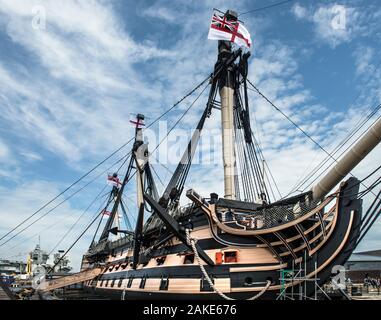 HMS Victory, historisches Flaggschiff. Nelson. Schlacht von Trafalgar, die die weiße Ensign fliegt. Portsmouth Dockyard. Steuerbord. Queen Elizabeth Flugzeugträger. Stockfoto