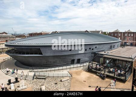 Mary Rose Museum, H M Naval Base, Portsmouth, Hants, England. Externe Ansicht der bevorzugten Museum Gehäuse Heinrichs VIII. Schiff und das Cafe Terrasse. Stockfoto