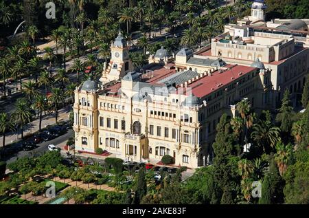 Erhöhten Blick auf das ehemalige Rathaus aus dem Schloss, Malaga, Provinz Malaga, Andalusien, Spanien, Westeuropa gesehen. Stockfoto