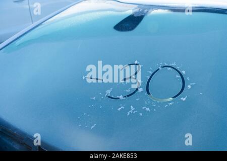 Geparkte Autos mit Huffrost an der Windschutzscheibe Stockfoto