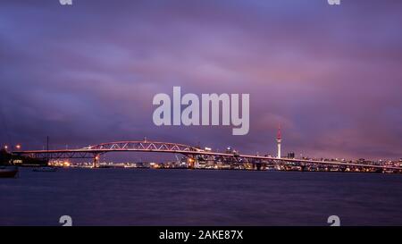 Auckland Harbour Bridge leuchtet in der Goldenen Stunde für Auckland Jubiläum Geburtstag der Stadt zu feiern. Stockfoto