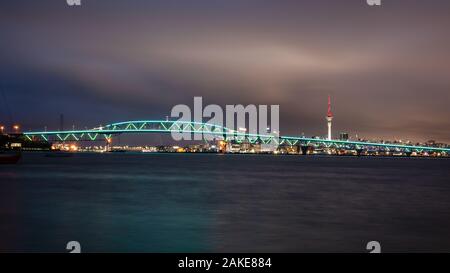 Auckland Harbour Bridge leuchtet in grünem Licht für Auckland Jubiläum Geburtstag der Stadt zu feiern. Stockfoto