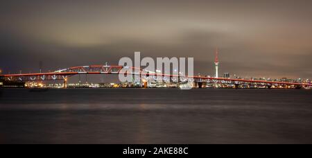 Auckland Harbour Bridge leuchtet für Auckland Jubiläum Geburtstag der Stadt zu feiern. Stockfoto