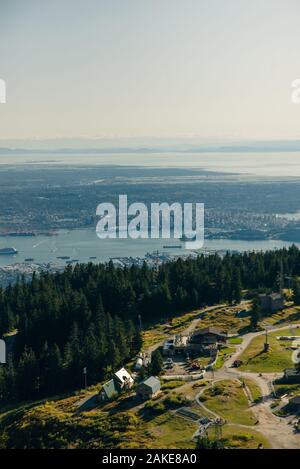 Luftaufnahme von Grouse Mountain mit der Innenstadt Stadt. North Vancouver, BC, Kanada. Stockfoto
