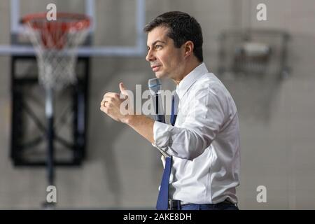 Bürgermeister Peter Buttigieg Holding einen Präsidentschaftswahlkampf Rally zu einem YMCA in Fort Madison, Iowa, USA. Stockfoto
