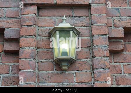 Laterne auf Wand der alten Stadt, blur Stockfoto