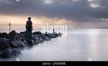 Beobachten Sonnenaufgang am Milford Strand, Auckland, Neuseeland Stockfoto