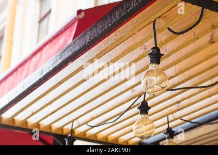 Die Lampe auf dem Hintergrund im Cafe. Stockfoto