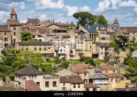 Blick auf Belves, eine Kleinstadt in der französischen Region Perigord, mit der Aufschrift "Les plus beaux villages de France" Stockfoto