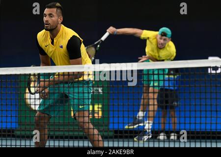 Sydney, Australien. 9. Januar 2020; Sydney Olympic Park Tennis Centre, Sydney, New South Wales, Australien; ATP-wm Australien, Sydney, Tag 7; Großbritannien gegen Australien; Jamie Murray und Joe Salisbury in Großbritannien gegen Nick Kyrgios und Alex de Minaur von Australien; Nick Kyrgios von Australien wartet bei Tge-net als Alex de Minaur von Australien im Spiel dient gegen Jamie Murray und Joe Salisbury Großbritannien - Redaktionelle Verwendung Credit: Aktion Plus Sport Bilder/Alamy leben Nachrichten Stockfoto