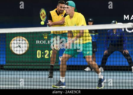 Sydney, Australien. 9. Januar 2020; Sydney Olympic Park Tennis Centre, Sydney, New South Wales, Australien; ATP-wm Australien, Sydney, Tag 7; Großbritannien gegen Australien; Jamie Murray und Joe Salisbury in Großbritannien gegen Nick Kyrgios und Alex de Minaur von Australien; Nick Kyrgios von Australien kehrt mit Alex de Minaur von Australien im Spiel dienen gegen Jamie Murray und Joe Salisbury Großbritannien - Redaktionelle Verwendung Credit: Aktion Plus Sport Bilder/Alamy leben Nachrichten Stockfoto