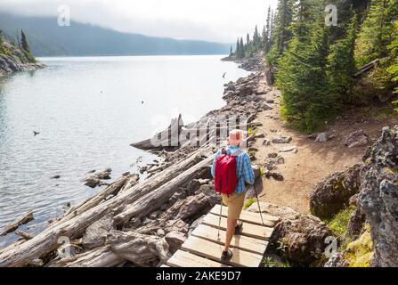 Wanderung zum türkisblauen Wasser der malerischen Garibaldi Lake in der Nähe von Whistler, BC, Kanada. Sehr beliebte Wanderung Ziel in British Columbia. Stockfoto