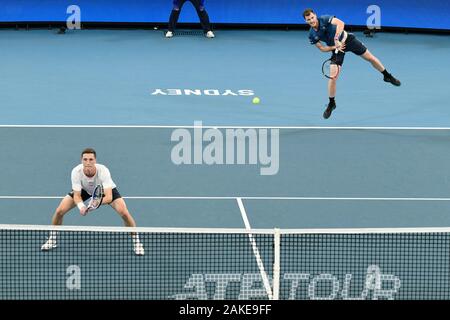 Sydney, Australien. 9. Januar 2020; Sydney Olympic Park Tennis Centre, Sydney, New South Wales, Australien; ATP-wm Australien, Sydney, Tag 7; Großbritannien gegen Australien; Jamie Murray und Joe Salisbury in Großbritannien gegen Nick Kyrgios und Alex de Minaur von Australien; Jamie Murray von Großbritannien im Double Match serviert mit Joe Salisbury Großbritannien gegen Nick Kyrgios und Alex de Minaur von Australien - Redaktionelle Verwendung Credit: Aktion Plus Sport Bilder/Alamy leben Nachrichten Stockfoto