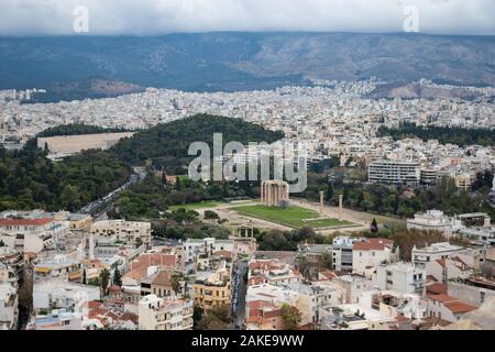 Stadt Blick auf den Tempel des Olympischen Zeus in Athen, Griechenland. Stockfoto
