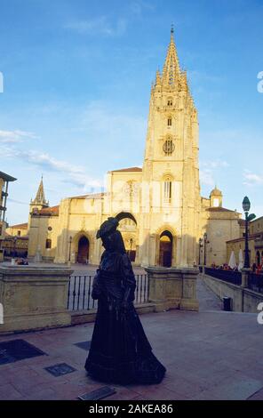 La Regenta Statue und die Kathedrale. Oviedo, Asturien, Spanien. Stockfoto