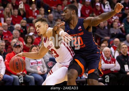 Madison, WI, USA. 8 Jan, 2020. Wisconsin Dachse guard Kobe König #23 ist verschmutzt Fahren zum Korb während der NCAA Basketball Spiel zwischen den Illinois Fighting Illini und die Wisconsin Badgers in der Kohl Center in Madison, WI. John Fisher/CSM/Alamy leben Nachrichten Stockfoto