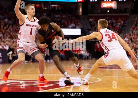 Madison, WI, USA. 8 Jan, 2020. Illinois Fighting Illini vorwärts Kipper Nichols #2 Festplatten an den Korb während der NCAA Basketball Spiel zwischen den Illinois Fighting Illini und die Wisconsin Badgers in der Kohl Center in Madison, WI. John Fisher/CSM/Alamy leben Nachrichten Stockfoto