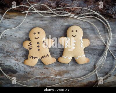 Gerne Lebkuchen Menschen im Alter von Holz. Nahaufnahme Stockfoto