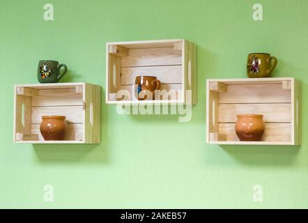 Regale der Holzkisten mit Lehm Schalen. Paletten Stockfoto