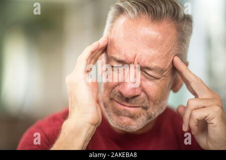 Reifer Mann mit einem Kopfschmerzen Foto Stockfoto