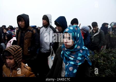 Flüchtlinge warten die Griechische mazedonischen Grenze innerhalb des provisorischen Flüchtlingslager norhern Idomeni in Griechenland zu übergeben. Stockfoto