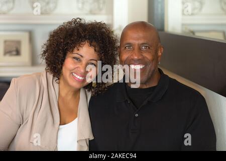 Porträt eines reifen Mixed Race Paar lächelnd. Stockfoto