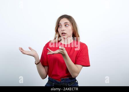 Enttäuscht kaukasische Frau in der Mode rotes Hemd breitet Hände beiseite Stockfoto