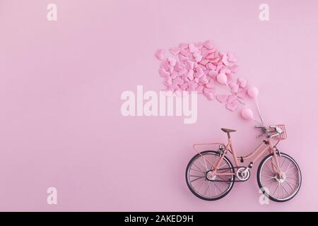 Happy Valentine's Day. Fahrrad und fliegende Herzen. Muttertag oder Tag der Frauen, Grußkarten, Einladungen und Plakate. Stockfoto