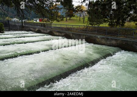 Wasser fließt durch die Fischtreppe an der Bonneville Dam, Cascade Locks, Oregon, USA Stockfoto