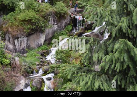 Jogni Jogini oder fällt, wird einen schönen Wasserfall in der Nähe von Vashisht Dorf in Himachal Pradesh. Es gehört zu den beliebtesten Orten in Manali zu besuchen Stockfoto