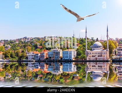 Beylerbeyi Moschee und auf der asiatischen Seite von Istanbul aus dem Bosporus anzeigen Stockfoto