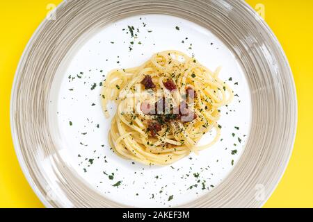 Carbonara Spaghetti auf Teller serviert Stockfoto